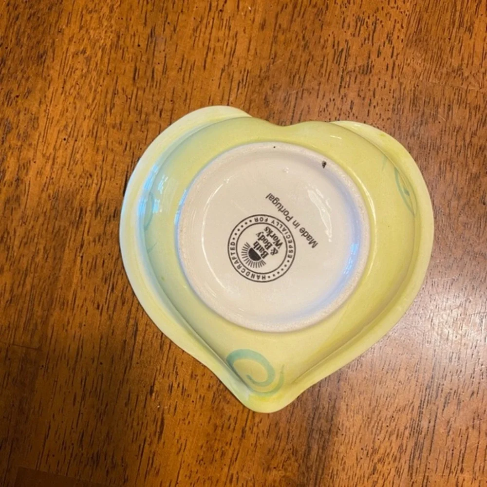 Bath and Bodyworks heart shaped dish. ‎ Vintage